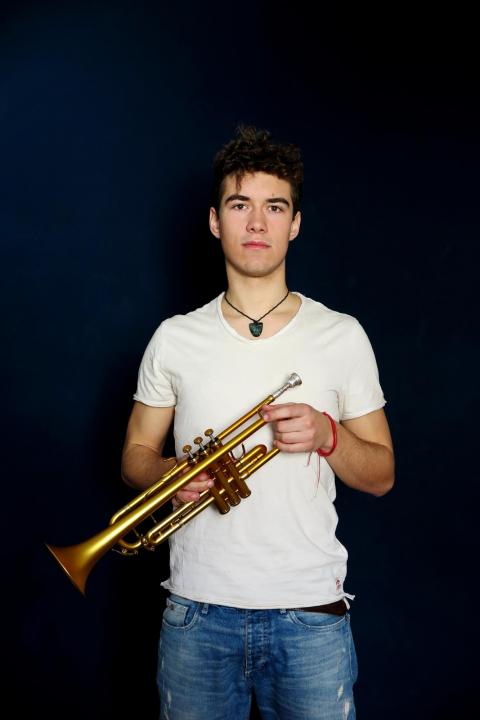 Bastien Rieser holding a trumpet