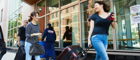 Student arriving to campus with family.